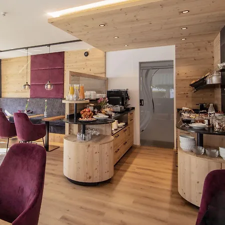 Rustica Alpine B&B מלון 3*